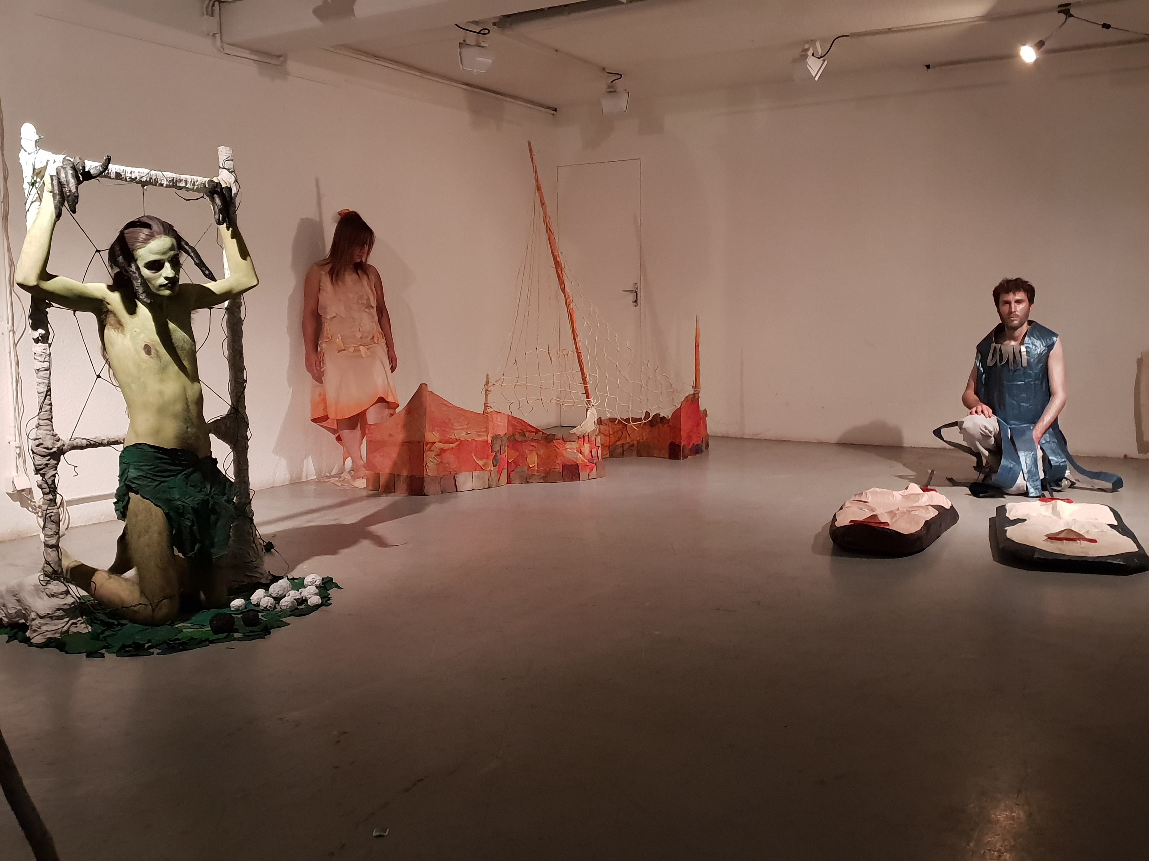 Installations artistiques - performances du Pluralium à L'Acerma quai des Lunes à Stalingrad par les artistes Mirella Motet, Alex Hays et Arnaud Degouy