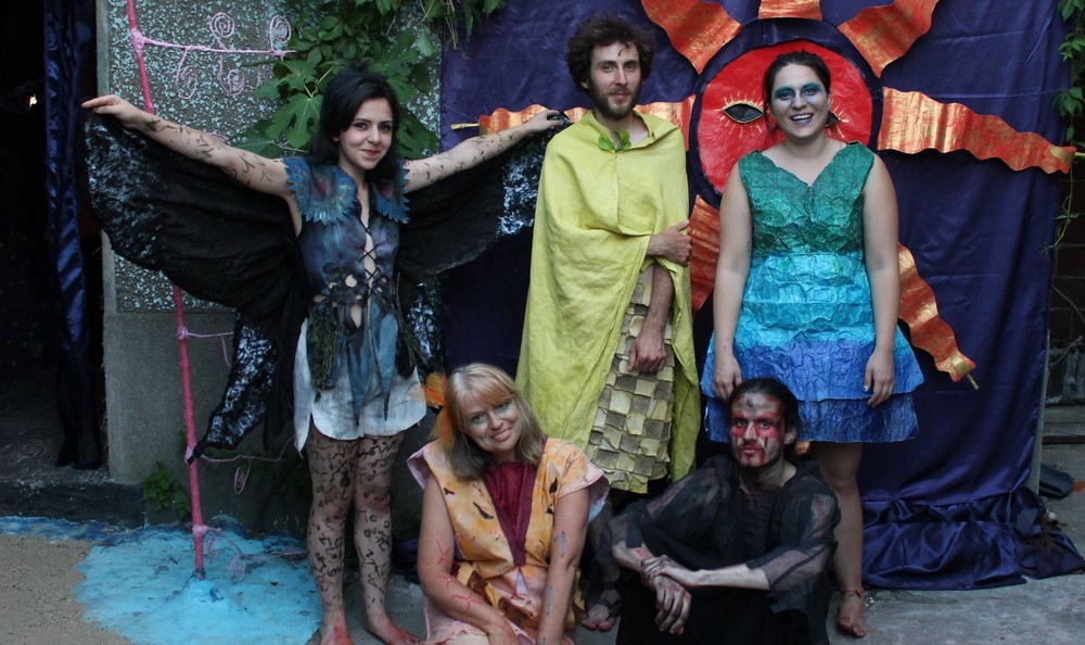 Les artistes du Pluralium en costumes : Ania Midori, Camille Tutin, Nathalie Fiala, Alex Hays et Arnaud Degouy