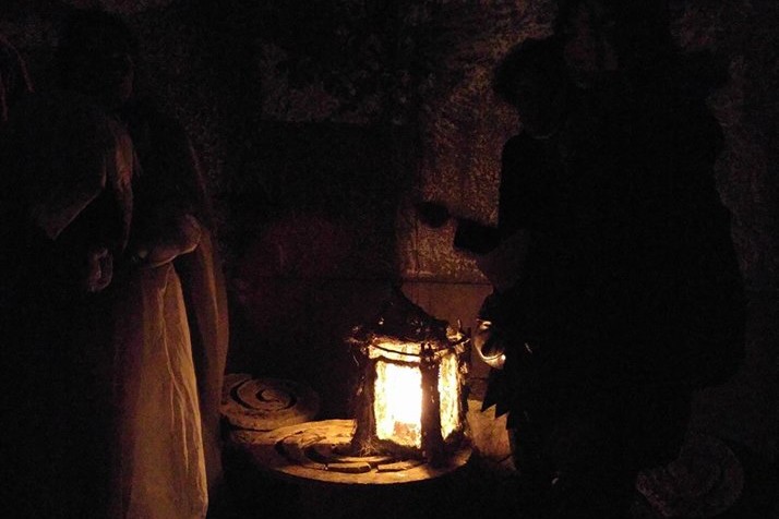 Hallloween artistique au Pluralium illuminé par des lanternes.