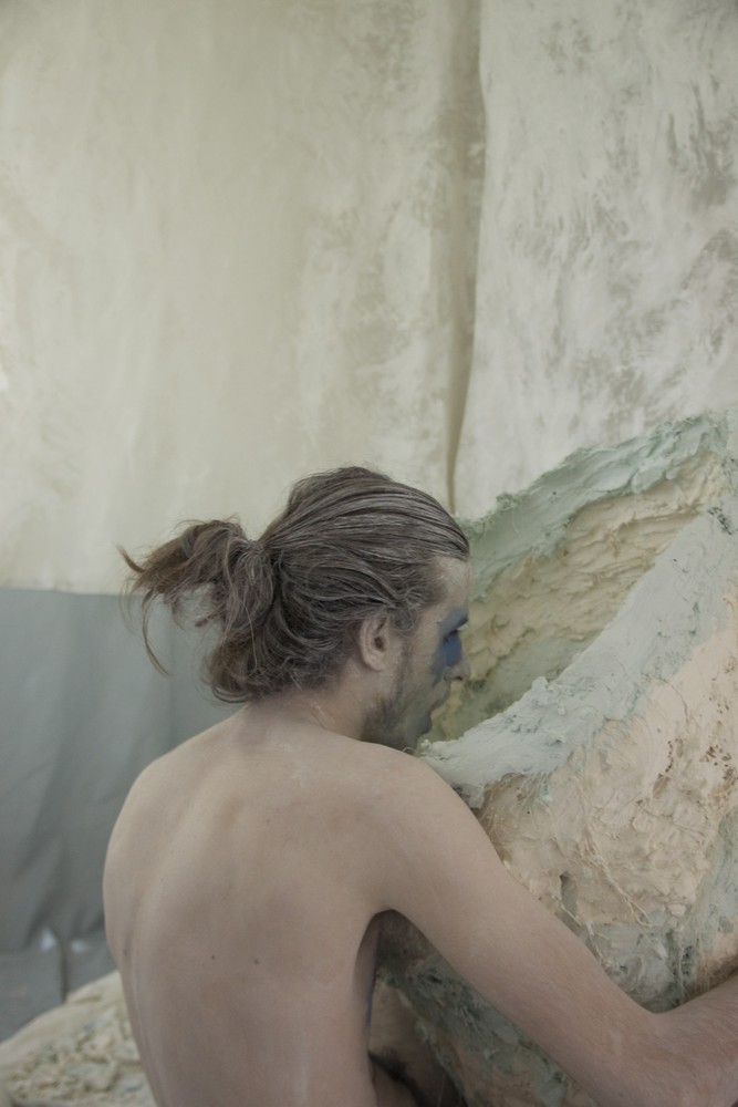L'artiste Arnaud Degouy en performance sonore dans son installation artistique.