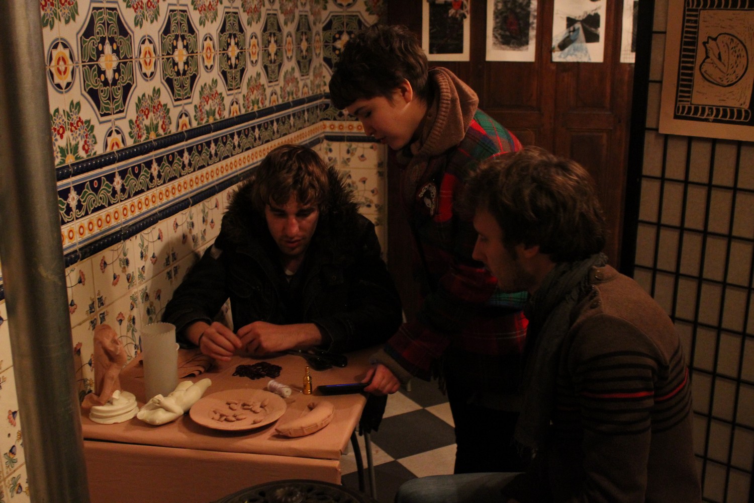 Les artistes du Pluralium Janna Baibatyrova (Jeanne Thiraut), Thibault Kantor et Alex Hays en exposition à la boutique 'Il est une fois' à Bruxelles
