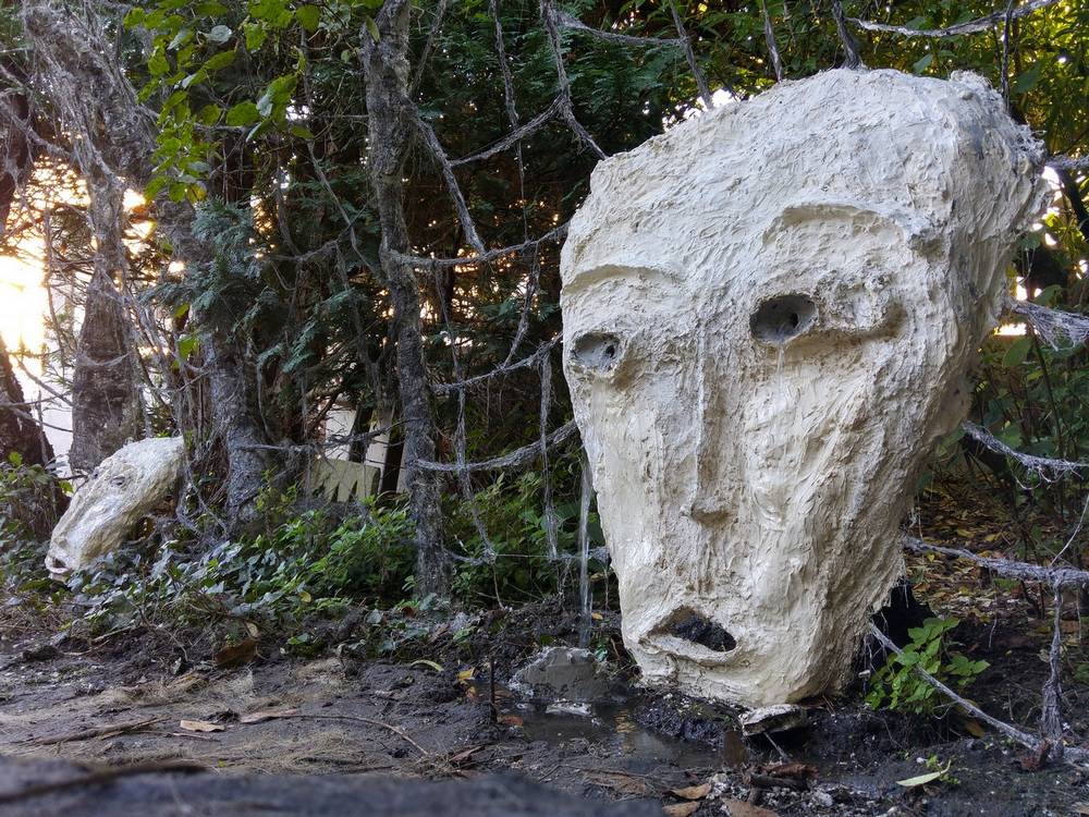 Destinées, sculpture - installation artistique en papier mâché de l'artiste Alex Hays : un puits où l'on pêche des étoiles pour y déchiffrer des messages