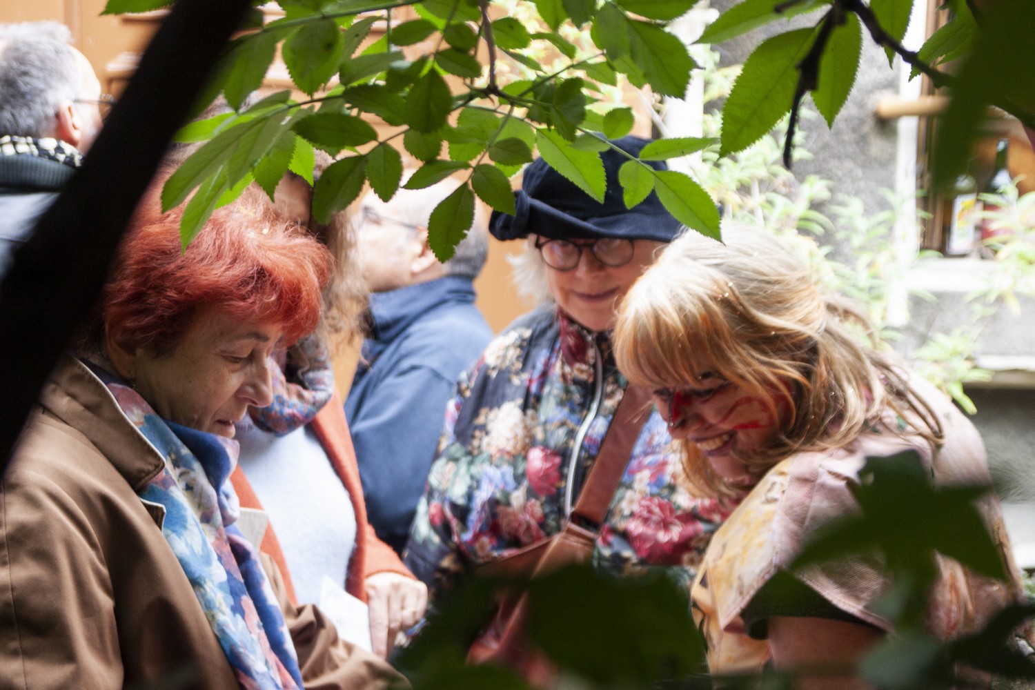 L'artiste Nathalie Fiala devant un public.