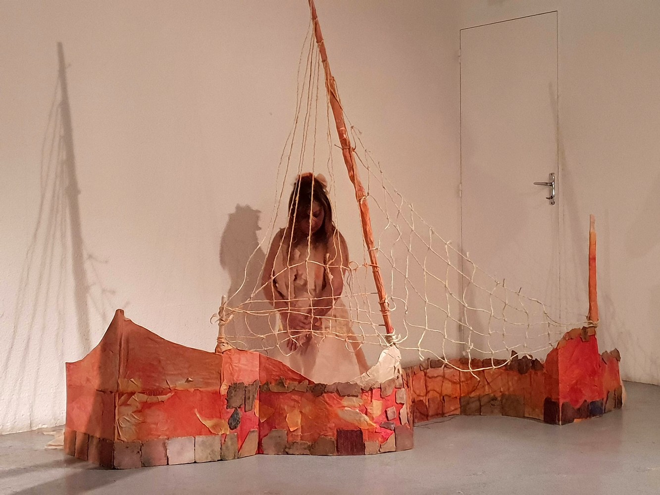 L'artiste mauricienne Mirella Motet dans son costume devant son installation artistique - sculpture