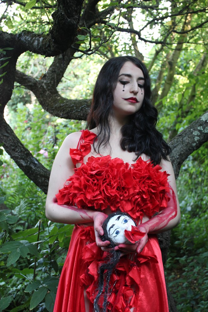 L'artiste Lydie Oganezov dans son costume.